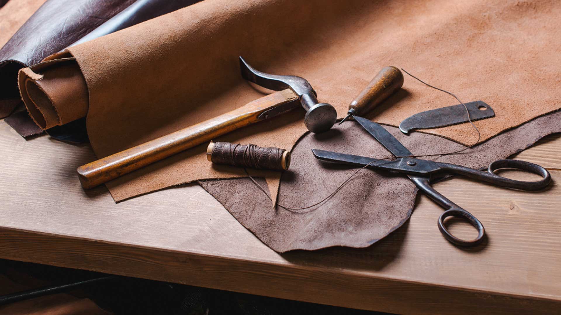 Vegetable-tanned Italian full-grain premium leather products